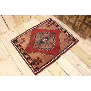 Petit tapis turc vintage 2,2x2,7 pieds, tapis à bordure rouge en laine - Product Image 1