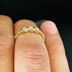 Juego de bisel de oro sólido de 14 quilates Anillo de diamante con vástago de cuentas de diamante natural de tres piedras. - Product Image 4