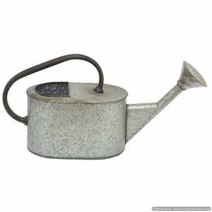 Canaleta de agua metálica premium para exteriores, fabricada con un cuerpo de metal resistente que proporciona un flujo de agua equilibrado y una manipulación cómoda. - Product Image 4