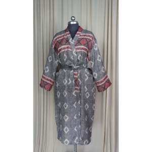Robe-cardigan en mélange de laine de yak pour femme, imprimé losanges, confortable et chaude, vêtement d'intérieur d'hiver avec poches, manteau de maison gris - Tissu tissé ODM - Product Image 1