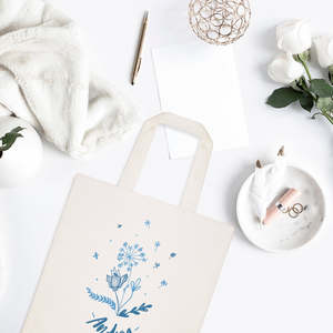 Sac fourre-tout personnalisé en toile de coton bleu à motifs floraux avec fermeture éclair, broderie et décoration de lettres pour toutes les saisons - Product Image 2