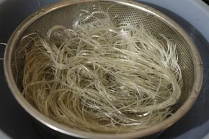 Nouilles de vermicelles de racine de canna vietnamiennes, produit alimentaire traditionnel sain de qualité supérieure - Product Image 2