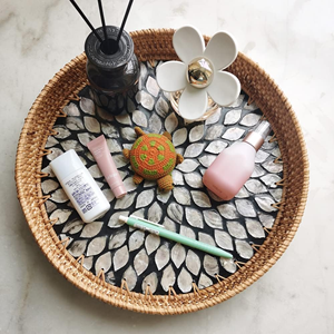 Meilleur Prix Bohème Décoratif Sculpté Bambou Bois Table Basse Plateau En Rotin Naturel Plateau De Service avec Vadrouille Incrustation En Gros Vietnam - Product Image 4