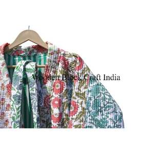 Chaqueta Acolchada Kantha de Algodón Indio Hecha a Mano, Chaqueta Corta de Invierno Reversible con Estampado Floral para Mujer, Kimono de Moda - Product Image 3