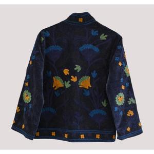 Veste en velours de luxe pour femme, occasions hivernales, broderie florale matelassée, style ethnique contemporain, écologique, respirante, séchage rapide - Product Image 6