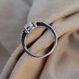 Bague Moissanite élégante et légère en argent sterling Design ovale élégant Cadeau parfait pour les femmes Style minimaliste - Product Image 5