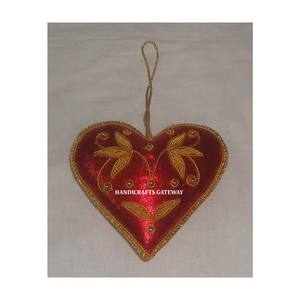 À la recherche d'une broderie Zari dorée si magnifique avec un travail perlé sur un ornement de conception en forme de coeur pour la décoration d'arbre de Noël - Product Image 1