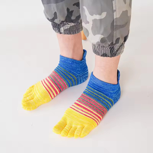 Chaussettes à cinq doigts unies tendance pour hommes, en coton, décontractées, respirantes, antibactériennes et écologiques - Product Image 2