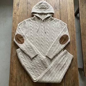 Conjunto de Dos Piezas de Chándal de Punto con Estampado Beige Estilo Old Money de Lujo para Hombre, Suéter de Cuello Alto de Corte Holgado con Parches de Gamuza - Product Image 1