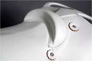 Selle de cheval en cuir de vachette de course Western Barrel de qualité supérieure avec logo personnalisé, arbre en bois durable de plusieurs tailles - Product Image 3