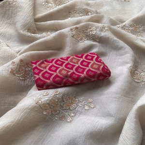 Sari VASTRA COTTAGE Pure Crush con Bordado Floral Hecho a Mano en Todas Partes y Elegante Borde de Encaje - Product Image 2