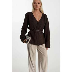 Suéter de punto con cuello cruzado y detalle en la cintura - Marrón - Marrón - Product Image 1