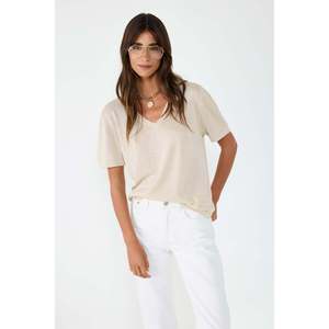 Camiseta brillante con cuello en V - Product Image 1
