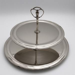 Support de gâteau en métal fini laiton antique fabriqué à la main avec bord ornemental parfaitement conçu pour les banquets et les célébrations haut de gamme - Product Image 2