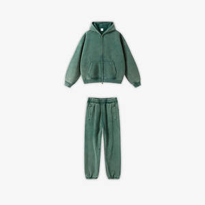 Sweat-shirt unisexe vert vintage délavé, coupe sportive, épaules tombantes, tissu doux, respirant, confortable, taille unique, couleur unie - Product Image 1