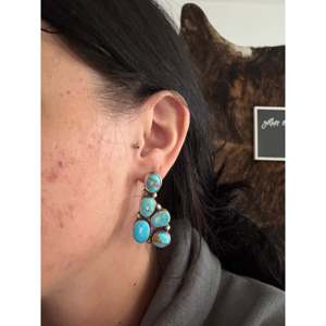 Boucles d'oreilles pendantes en turquoise de Kingman et argent sterling, faites à la main par des artisans Navajo, design en grappe, idéales pour un cadeau - Product Image 2
