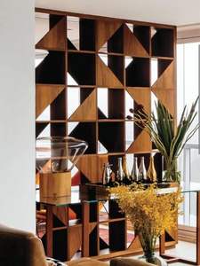 Cloison de séparation pliable en bois avec des motifs floraux complexes sculptés à la main pour des espaces de maison élégants, modernes et rustiques - Product Image 2