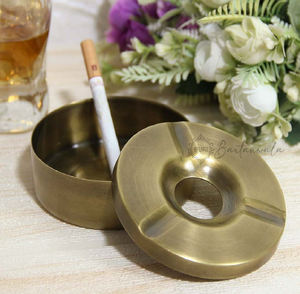 ที่เขี่ยบุหรี่ทองเหลืองทรงกลมมีนกยูงเคลือบสีสดใสอยู่ตรงกลางมีรายละเอียดสีฟ้าและสีชมพู - Product Image 5