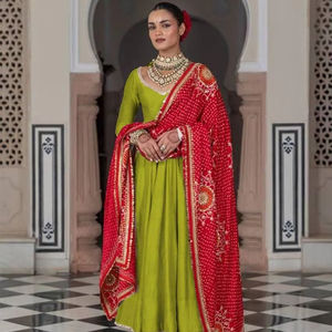 VESTIDO DE DISEÑADOR Y ELEGANCIA EN TRES PIEZAS CON BANDHNI IMPRESO DUPATTA - Product Image 1