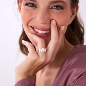Magnifique bague de fiançailles artisanale à trois pierres ovales en diamant de laboratoire 5,15 carats E-F VS en or 14 carats, cadeau d'anniversaire de mariage - Product Image 4