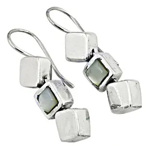 Pendientes Elegantes de Plata con Cuentas de Nácar en Forma de Cubo para Ella - Product Image 3