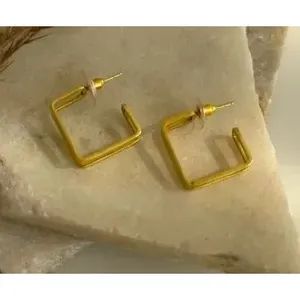 Pendientes de Aro y con Perno de Latón Hechos a Mano, Chapados en Oro, con Circonita y Perla - Product Image 1