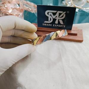 Bracelet jonc torsadé magnétique en cuivre, trois tons, ajustable, manchette ouverte, artisanat métallique fait main, motif corde poli, finition solide, traditionnel - Product Image 2