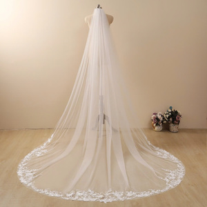 Un impresionante velo de longitud Catedral elaborado con tul suave, con delicado ribete de encaje, este velo viene con un peine - Product Image 1