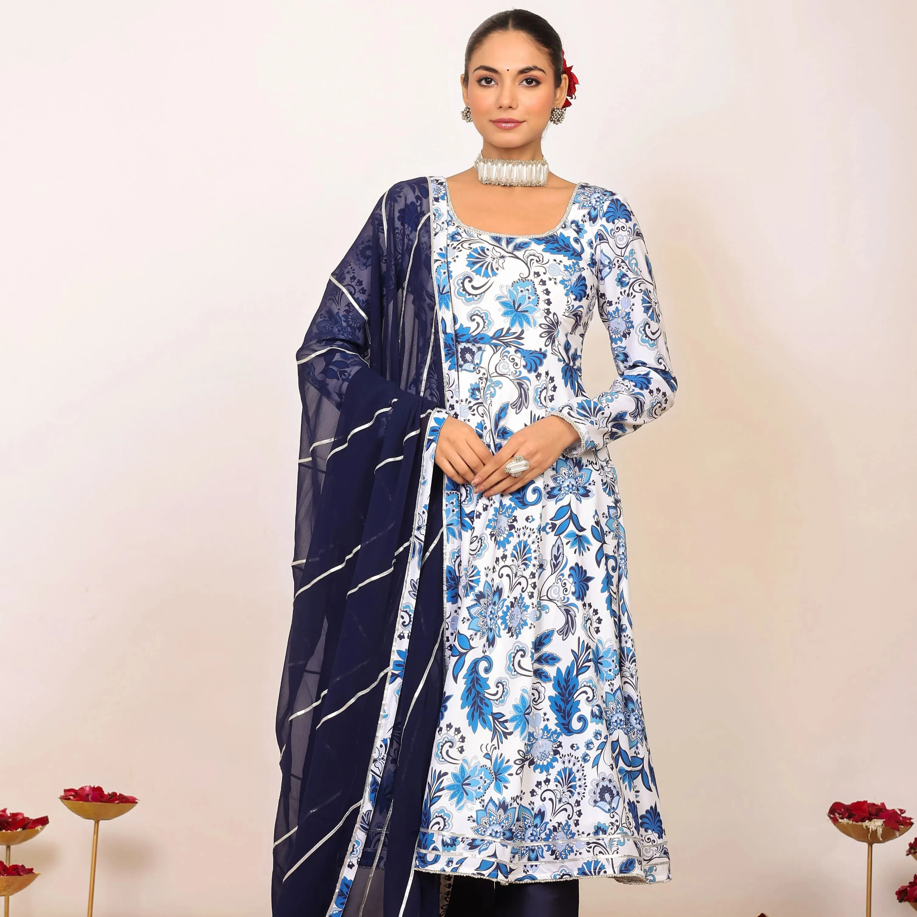 2024 aktuelles Design blaues und weißes blumendruck-Anarkali-Anzug-Set in Kombination mit Hosen und dunkelblaues Dupatta für Damen und Mädchen