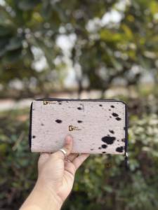 Estuche para Teléfono con Cartera de Cuero Tallado a Mano de Diseño Moderno, Elegante Cartera de Cuero Vacuno con Estampado de Cuadros para Mujer - Product Image 5