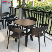 Ensemble de table et chaises de jardin modernes en acier au carbone rond, imperméables et empilables en PP