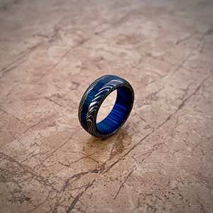 Bague en acier Damas de haute qualité, faite à la main, alliance de mariage, finition martelée, fabrication directe OEM, bijoux personnalisés, couleur personnalisée - Product Image 4