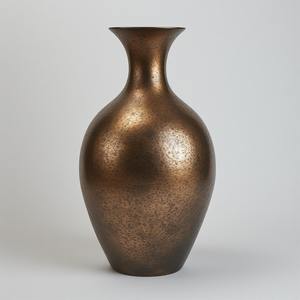 Vase en métal poli brillant de qualité supérieure avec un design décoratif parfaitement créé pour un affichage de fleurs élégant - Product Image 2