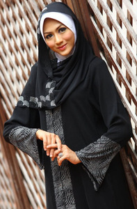 Abaya negra de moda de mujer indonesia con trabajo de cuentas - Product Image 1