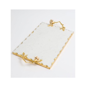Plateau de service rond en marbre blanc de luxe avec poignées élégantes en métal doré Plateau de comptoir de cuisine élégant pour les mariages - Product Image 5