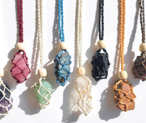 Collier en macramé avec pierres précieuses multicolores, 10-25 mm, réglable, style bohème, bijoux faits à la main pour l'été - Product Image 1