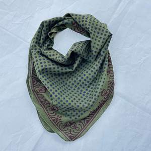 Bandanas personnalisés en gros, imprimés en coton noir, en soie, en polyester, écharpe bandana avec logo, satin de soie, imprimé personnalisé carré - Product Image 2