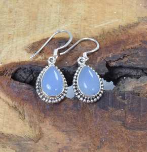 Boucles d'oreilles clous en argent sterling et calcédoine bleue, design mignon doré, bijoux de fête faits à la main, pierre de naissance d'août, cadeau élégant pour femme - Product Image 4