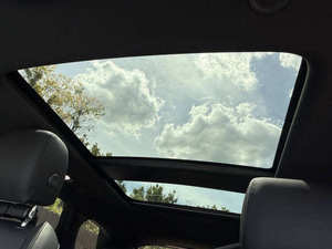 SUV compact de luxe moderne d'occasion 2024 P250 Dynamic SE, moteur atmosphérique, transmission automatique fluide, sièges en cuir - Product Image 3