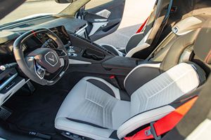 Corvette Z06 Convertible 2023 Edición 70 Aniversario, Paquete de Rendimiento Z07, Paquete Aerodinámico de Fibra de Carbono Visible, Exclusivo - Product Image 5