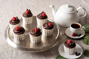 Nouveau support de gâteau en métal de luxe avec un design unique pour la décoration de table de mariage et de fête - Product Image 2