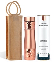 Bouteille d'eau en cuivre martelé de qualité supérieure avec boîte et sac de jute tailles standard accessoires de verres en plastique étanches