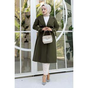 Gabardina de tela tejida con cinturón extraíble y mangas ajustables, color caqui, hecha en Turquía - Product Image 2