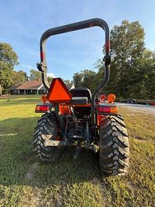 รถแทรกเตอร์คูโบต้า B2 261 ขนาดเล็ก 26 แรงม้า ขับเคลื่อนสี่ล้อ เครื่องยนต์ดีเซล พร้อมที่ตักด้านหน้าและรถขุดด้านหลัง สำหรับใช้งานทางการเกษตร - Product Image 3