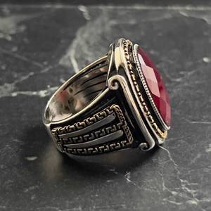 Anillo de Estilo Griego Vintage para Hombre, Hecho a Mano en Plata de Ley 925 con Baño de Oro de 18K, Piedra de Circonio Rosa Ovalada y Motivo de Columnas - Product Image 5