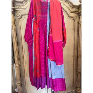 Bufanda JODHPUR 162 de Tela Jamdani Rosa con Detalles Translúcidos y Decoración Bordada - Product Image 5