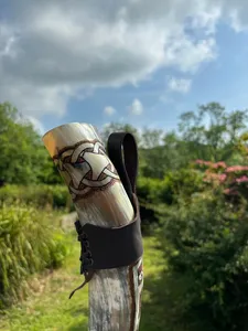 Gobelet à boire en corne viking pour le miel Véritable récipient à boire en corne viking Tasse en corne viking faite à la main avec porte-gobelet en cuir - Product Image 4