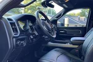 รถยนต์ SUV มือสอง ปี 2022 รุ่น Big Horn เครื่องยนต์เบนซิน 4 ลิตร ขับเคลื่อนสี่ล้อ พวงมาลัยซ้าย เบาะหนัง กล้องมองหลัง ล้อแม็ก R18 เกียร์ธรรมดา/อัตโนมัติ - Product Image 3