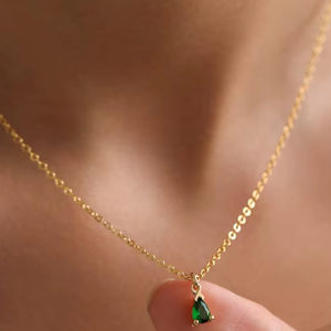 Collar de Plata de Ley 925 Chapado en Oro de 14K con Pequeño Colgante de Piedra de Nacimiento, Mini Collar de Esmeralda del Mes de Nacimiento, Regalo - Product Image 1