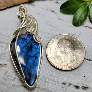 Pendentif en fil de Labradorite bleu fait à la main en argent Sterling 925 Unique Artisan bijoux cadeau pour les femmes - Product Image 3
